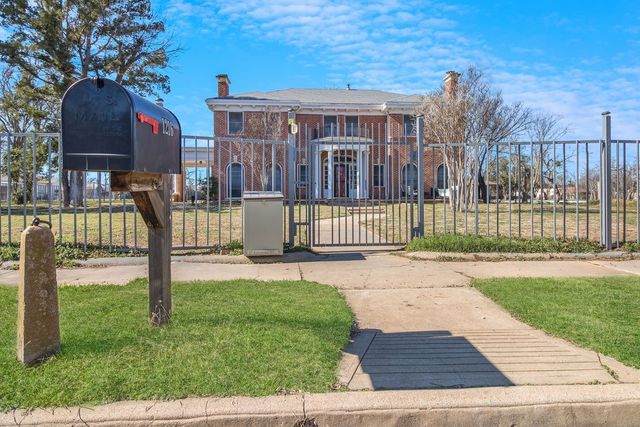 1216 S Colorado Street, Coleman, TX 76834