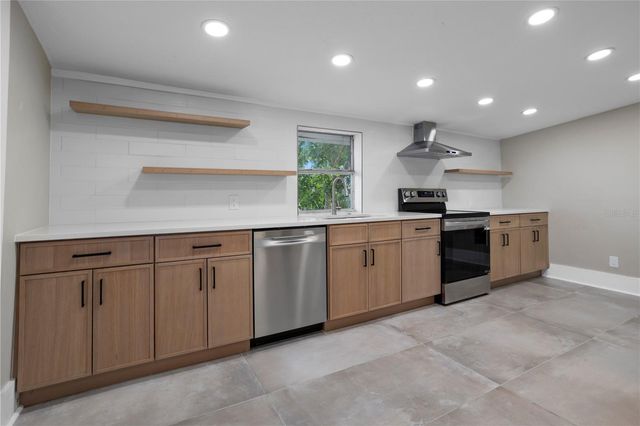 821 E LEMON AVENUE, Eustis, FL 32726