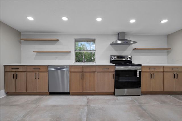 821 E LEMON AVENUE, Eustis, FL 32726