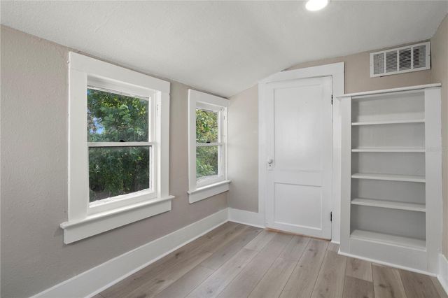 821 E LEMON AVENUE, Eustis, FL 32726