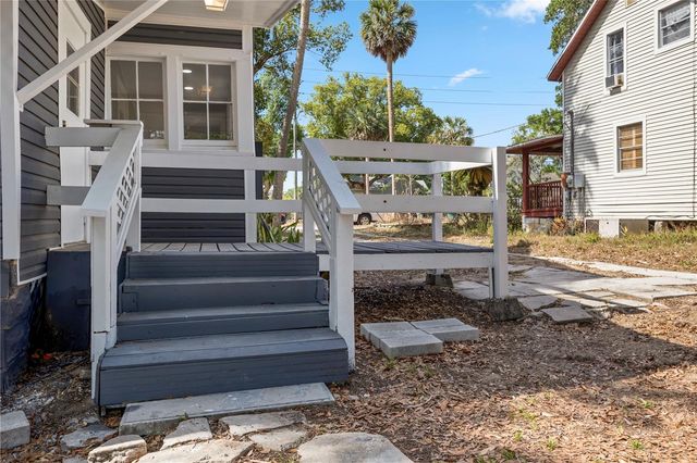 821 E LEMON AVENUE, Eustis, FL 32726