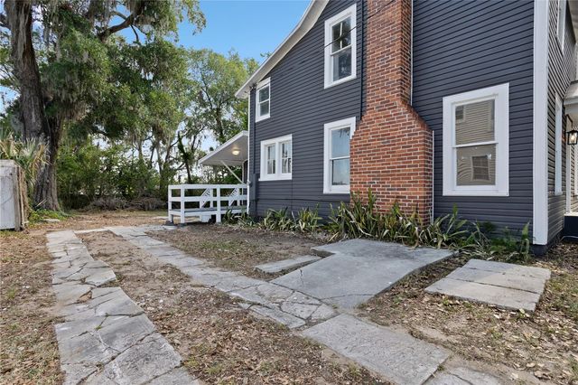 821 E LEMON AVENUE, Eustis, FL 32726