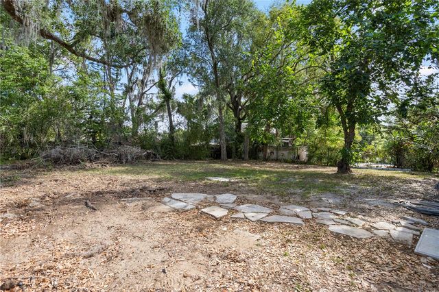 821 E LEMON AVENUE, Eustis, FL 32726