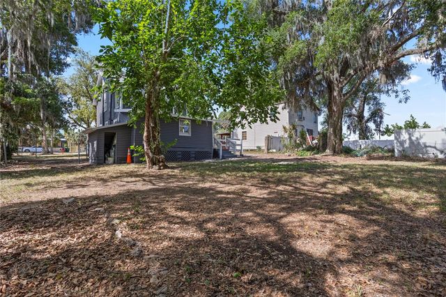 821 E LEMON AVENUE, Eustis, FL 32726