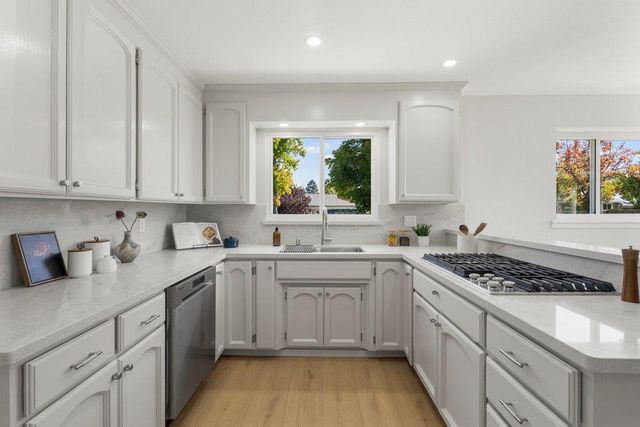 117 Hollycrest Drive, Los Gatos, CA 95032