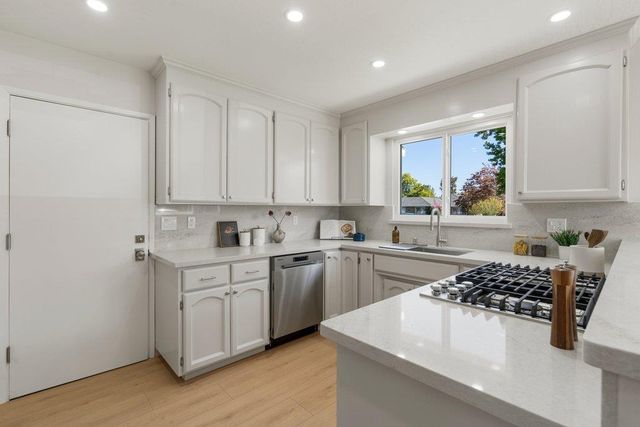 117 Hollycrest Drive, Los Gatos, CA 95032