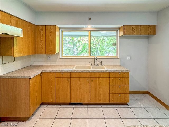 1050 Park Circle, Girard, OH 44420