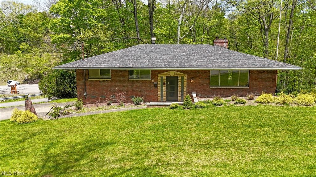 1050 Park Circle, Girard, OH 44420