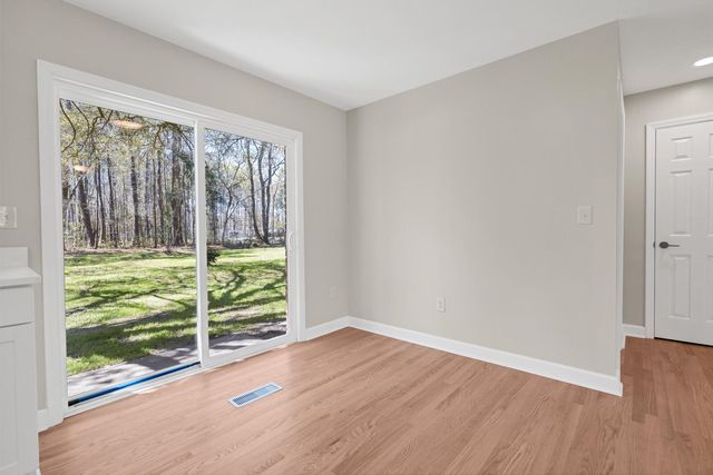 6047 Sc-165, Ravenel, SC 29470