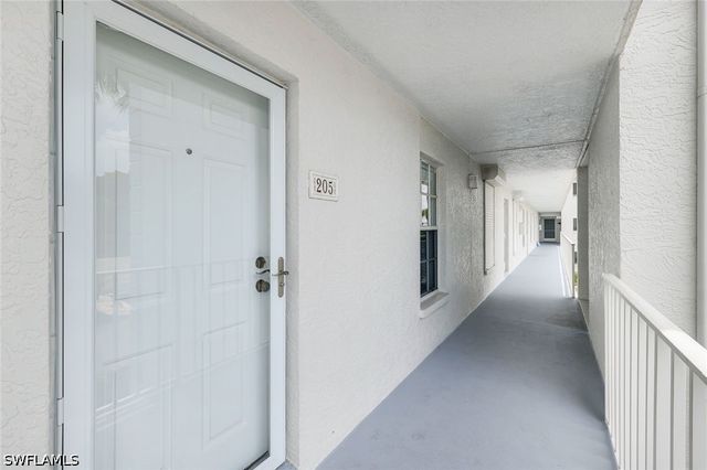 9580 Victoria LN 205, Naples, FL 34109
