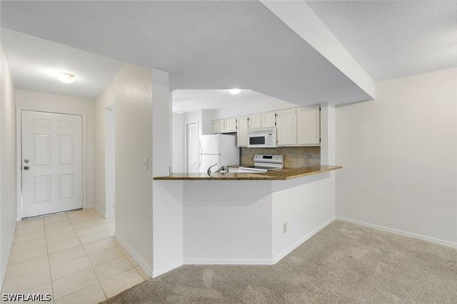 9580 Victoria LN 205, Naples, FL 34109