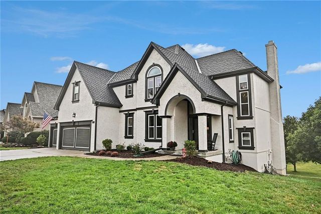 8008 Park Ridge Drive, Parkville, MO 64152