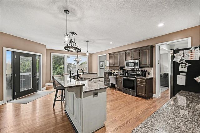 8008 Park Ridge Drive, Parkville, MO 64152