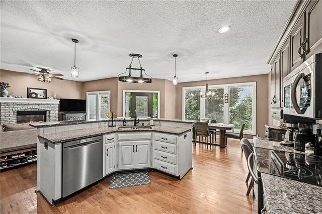 8008 Park Ridge Drive, Parkville, MO 64152