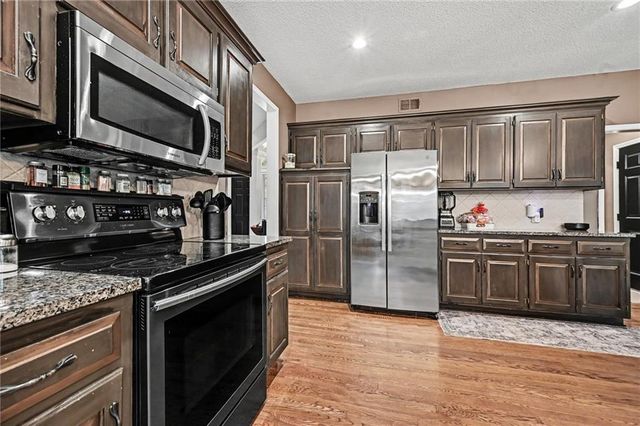8008 Park Ridge Drive, Parkville, MO 64152