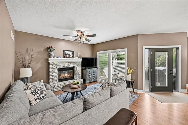 8008 Park Ridge Drive, Parkville, MO 64152