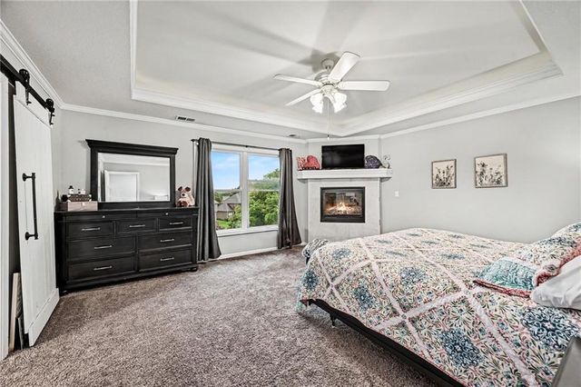 8008 Park Ridge Drive, Parkville, MO 64152