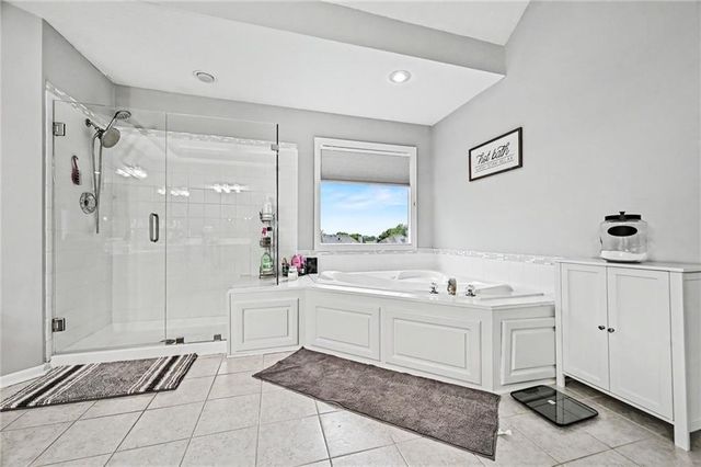 8008 Park Ridge Drive, Parkville, MO 64152