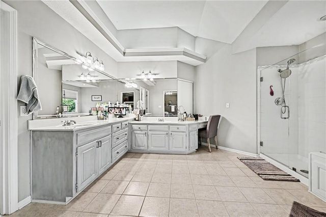 8008 Park Ridge Drive, Parkville, MO 64152