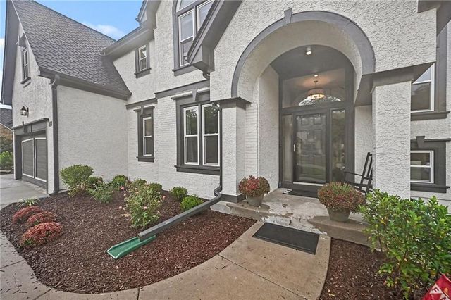 8008 Park Ridge Drive, Parkville, MO 64152