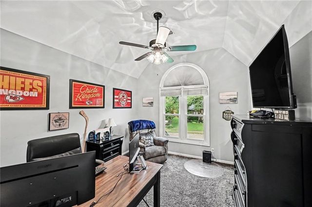 8008 Park Ridge Drive, Parkville, MO 64152