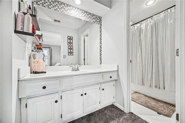 8008 Park Ridge Drive, Parkville, MO 64152