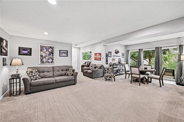 8008 Park Ridge Drive, Parkville, MO 64152