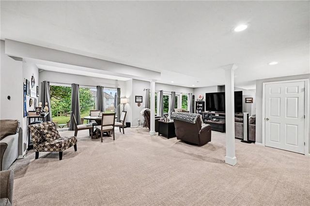 8008 Park Ridge Drive, Parkville, MO 64152
