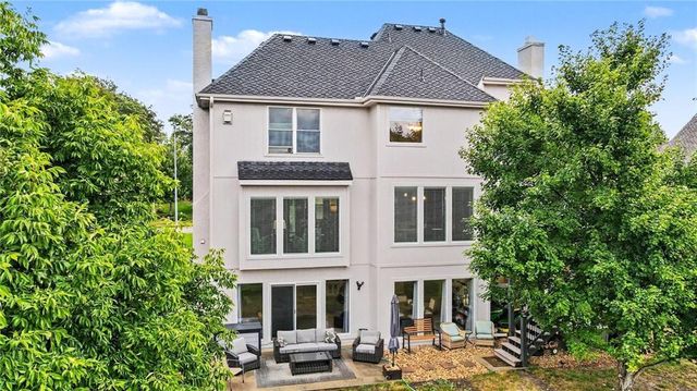 8008 Park Ridge Drive, Parkville, MO 64152