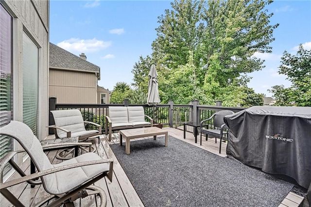 8008 Park Ridge Drive, Parkville, MO 64152