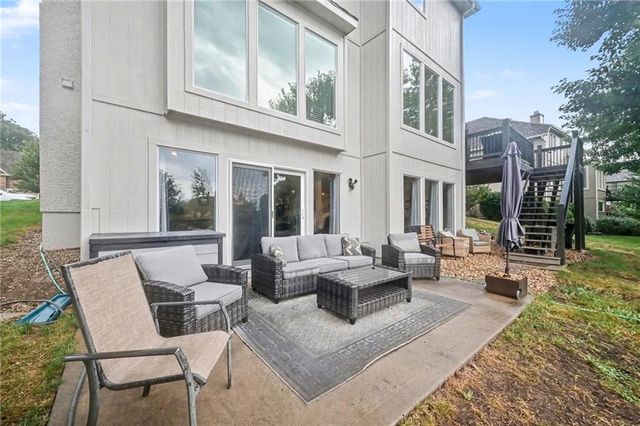 8008 Park Ridge Drive, Parkville, MO 64152