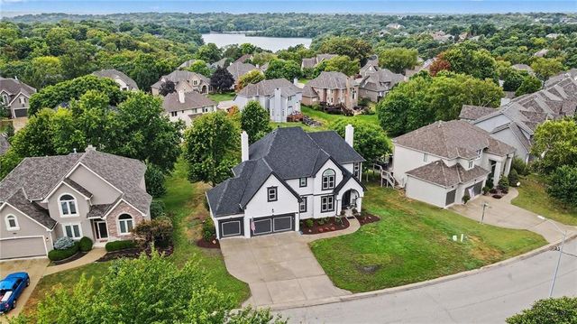 8008 Park Ridge Drive, Parkville, MO 64152