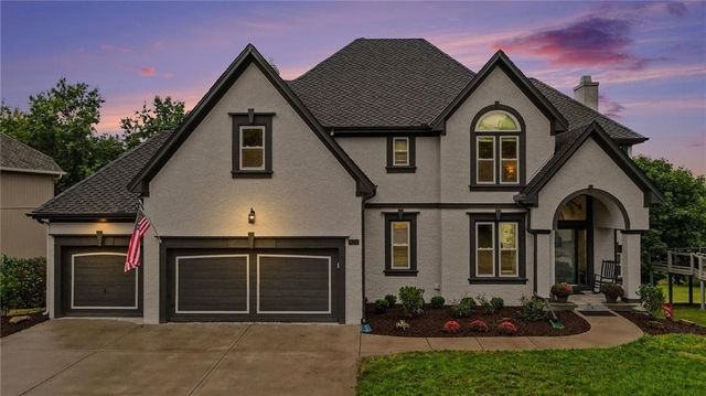8008 Park Ridge Drive, Parkville, MO 64152