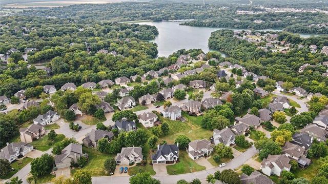8008 Park Ridge Drive, Parkville, MO 64152