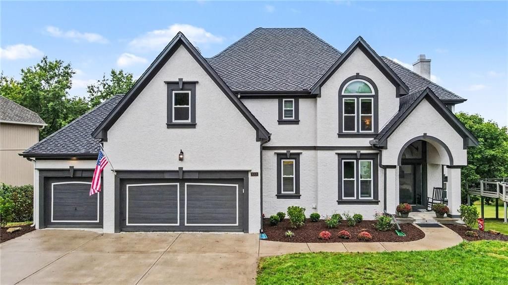 8008 Park Ridge Drive, Parkville, MO 64152