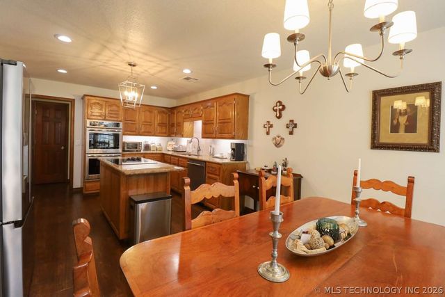 4200 Rustic Road, Sand Springs, OK 74063