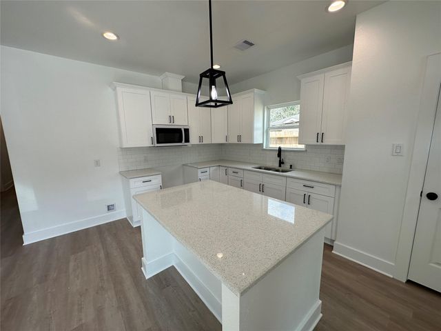 243 Broadhurst Drive B, Houston, TX 77047