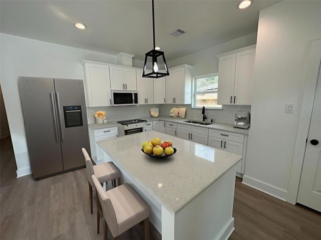 243 Broadhurst Drive B, Houston, TX 77047