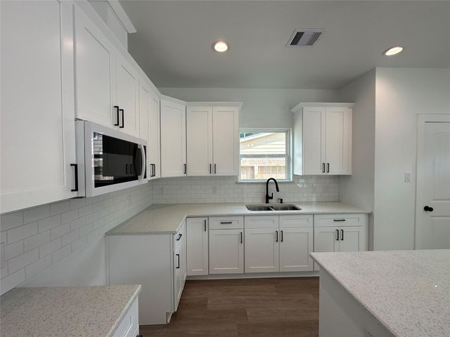 243 Broadhurst Drive B, Houston, TX 77047