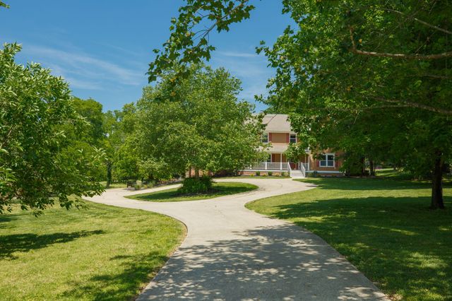 218 Spring Valley Rd, Hendersonville, TN 37075
