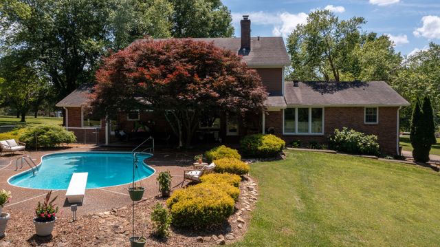218 Spring Valley Rd, Hendersonville, TN 37075