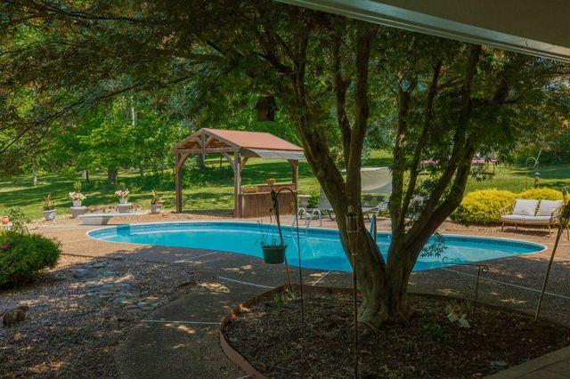 218 Spring Valley Rd, Hendersonville, TN 37075