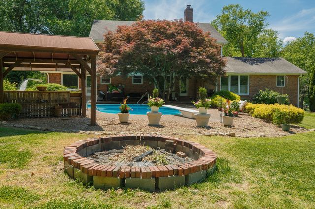 218 Spring Valley Rd, Hendersonville, TN 37075