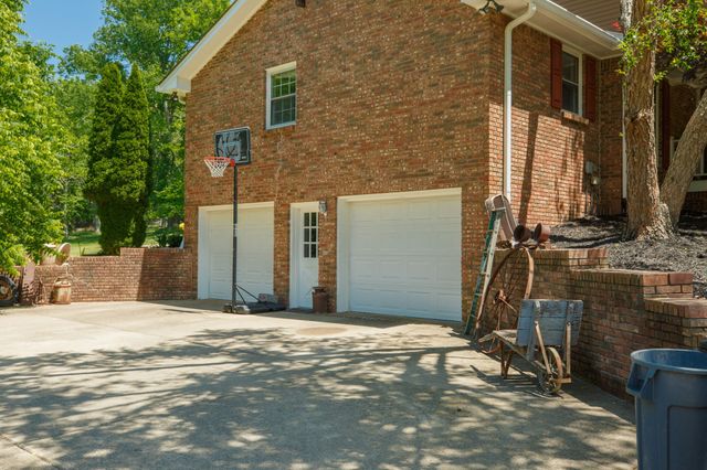 218 Spring Valley Rd, Hendersonville, TN 37075