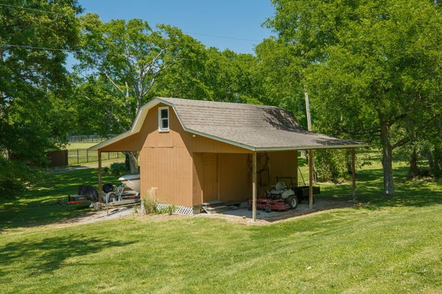 218 Spring Valley Rd, Hendersonville, TN 37075