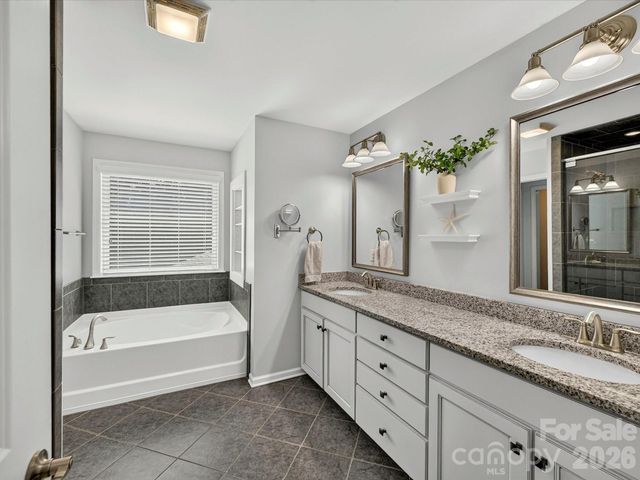 5026 Stonehill Lane, Matthews, NC 28104