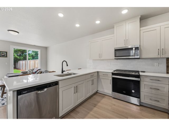 2414 Se MAYBROOK Ln, Milwaukie, OR 97222