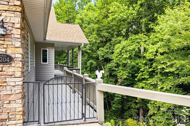 2204 E Cumming Woods Lane, Hendersonville, NC 28739