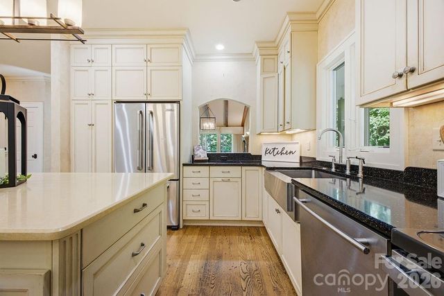 2204 E Cumming Woods Lane, Hendersonville, NC 28739