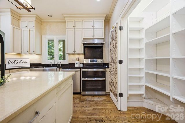 2204 E Cumming Woods Lane, Hendersonville, NC 28739